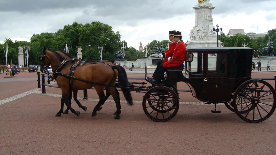 Un Clarence tiré par deux chevaux Cleveland Bay devant le Victoria Mémorial à Londres. - CC BY-SA 2.0 - nikoretro  