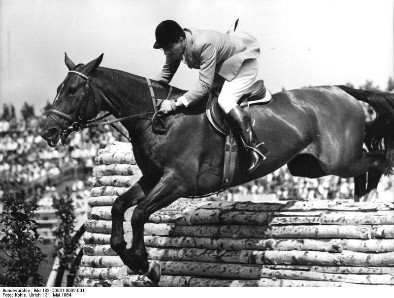 Le cavalier allemand Hans Günter Winkler avec son Hanovrien Fidelitas, aux Jeux olympiques d'été de 1964 à Tokyo.