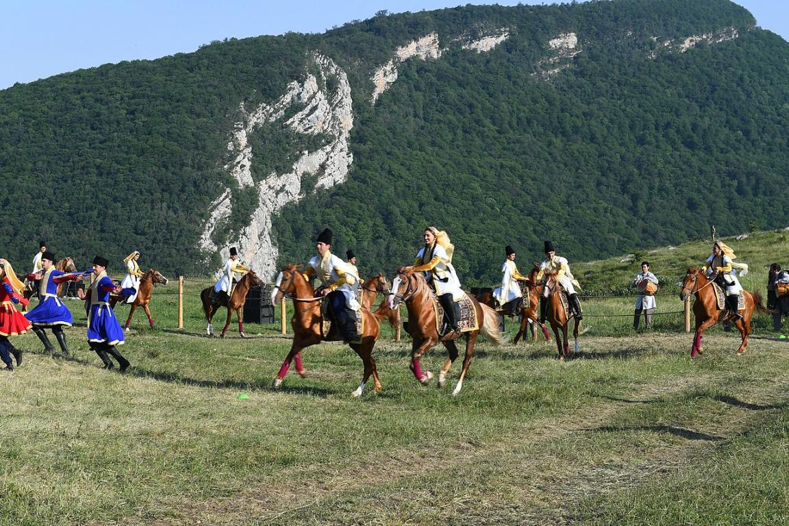 Chevaux Karabakh et danseurs à Djıdir duzu, lieu historique où se tenaient des courses de chevaux. - CC BY 4.0 - President.az