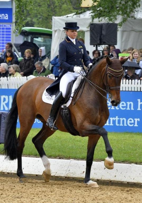 Dorothee Schneider et le Westphalien Forward Looking, en dressage, lors du Grand Prix Spécial du CDI 5* de München-Riem en 2013. - CC BY 2.0 - Maximilian Schreiner 